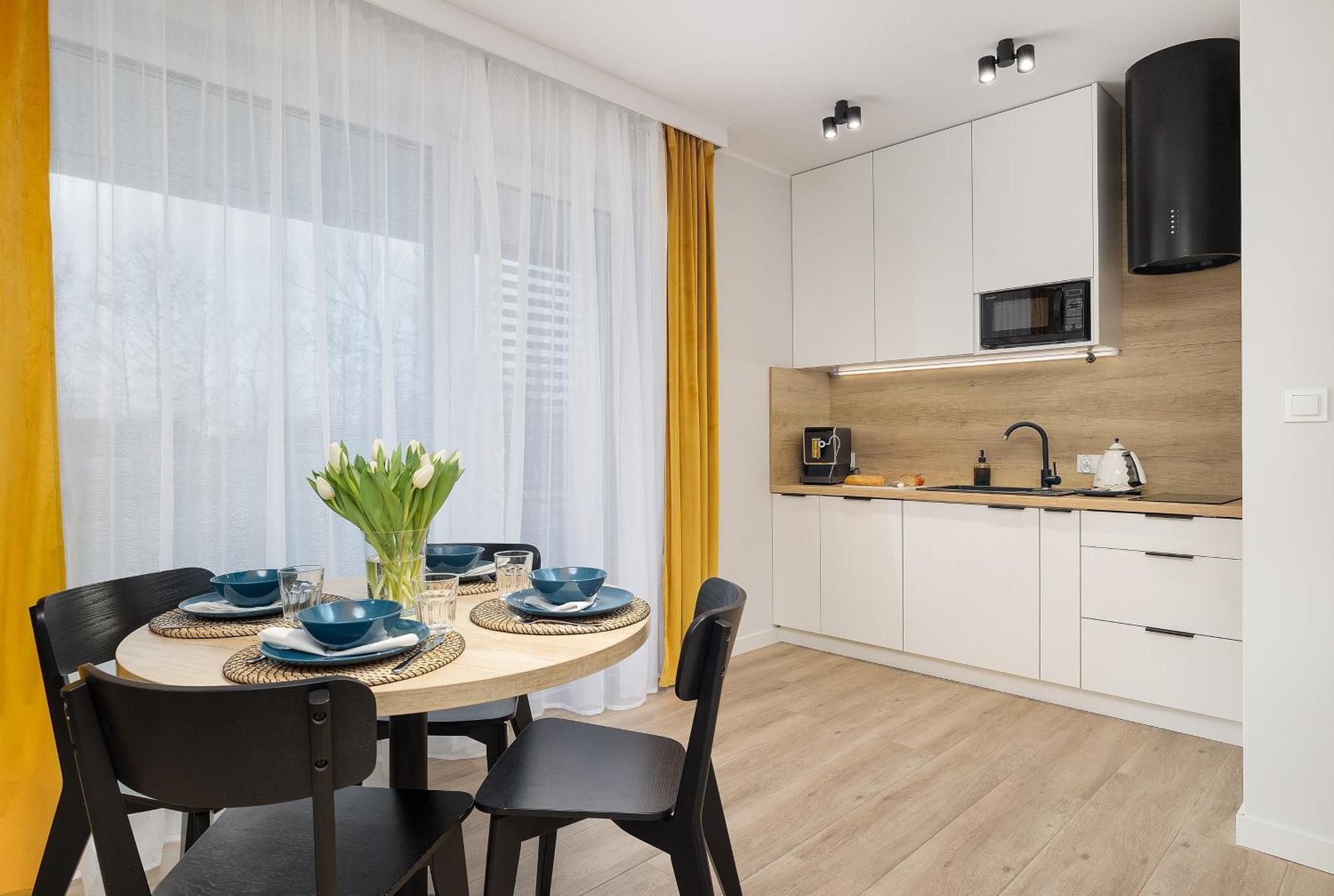 Coast With Large, Furnished Balcony In By Renters Apartment *