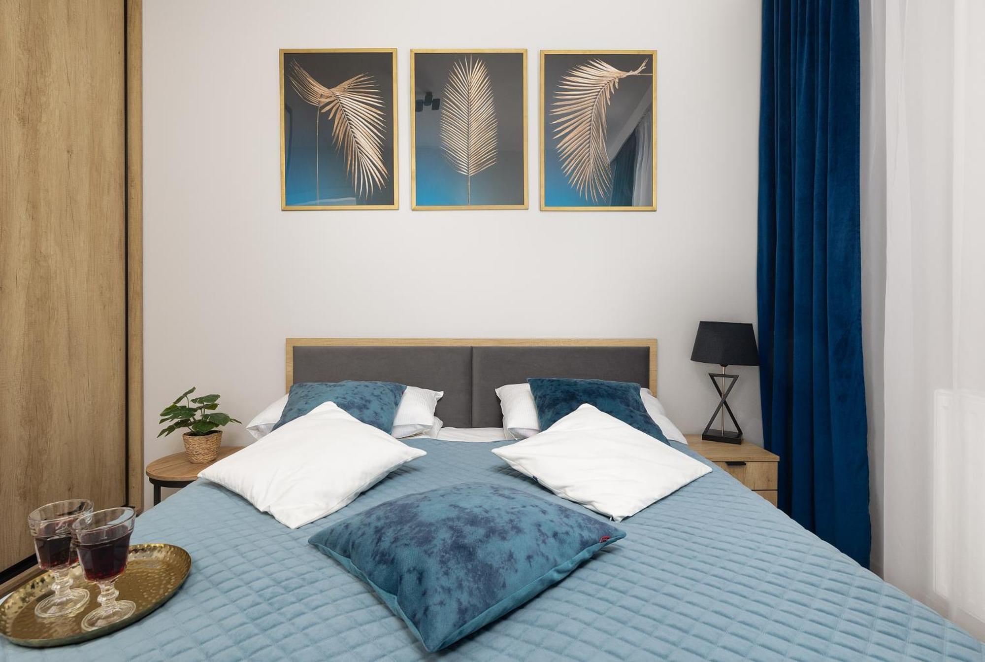 Coast With Large, Furnished Balcony In By Renters Apartment