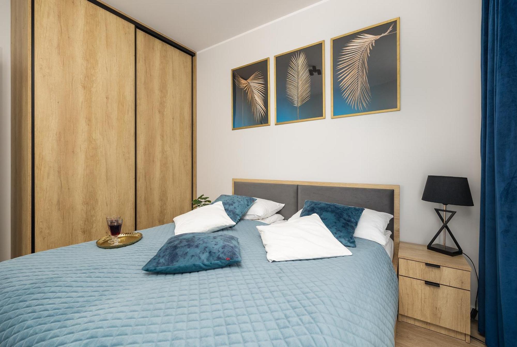 Coast With Large, Furnished Balcony In By Renters
