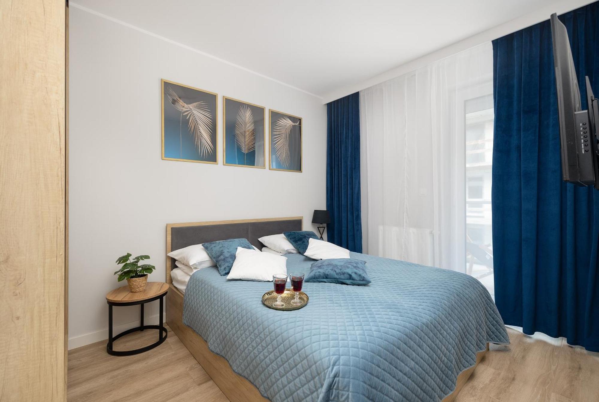 Coast With Large, Furnished Balcony In By Renters Apartment *