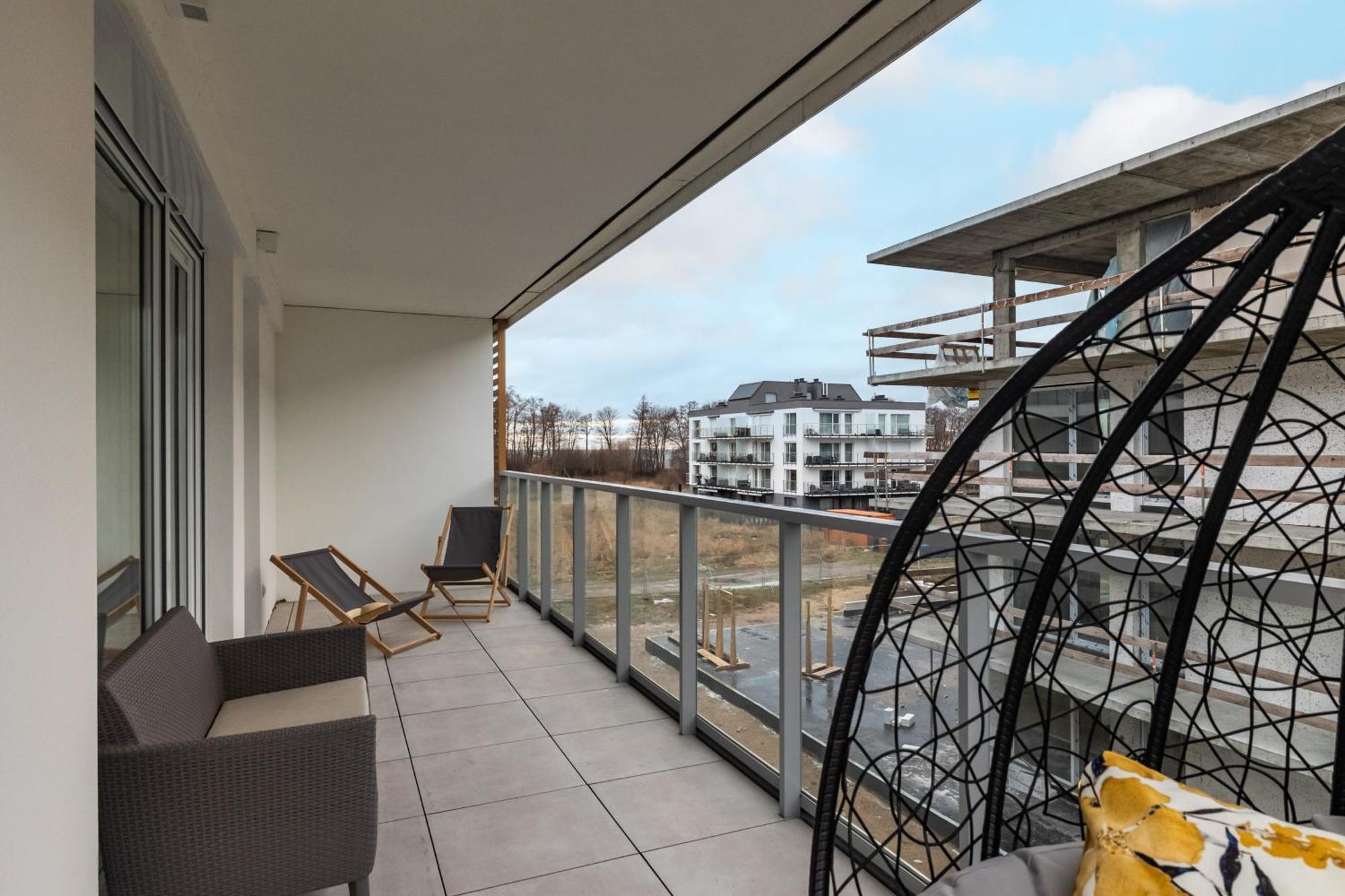 Coast With Large, Furnished Balcony In By Renters Apartment *