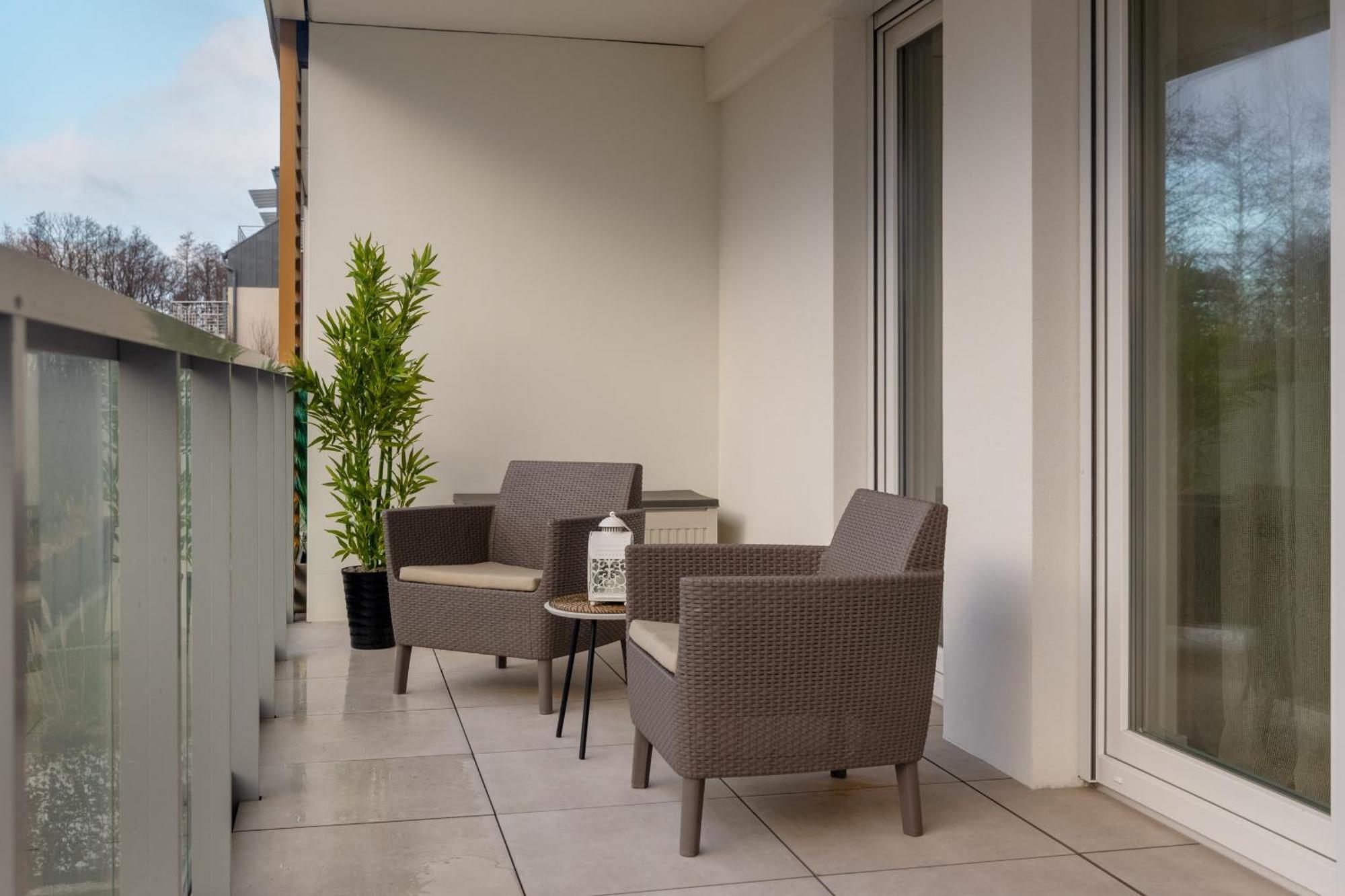 Coast With Large, Furnished Balcony In By Renters