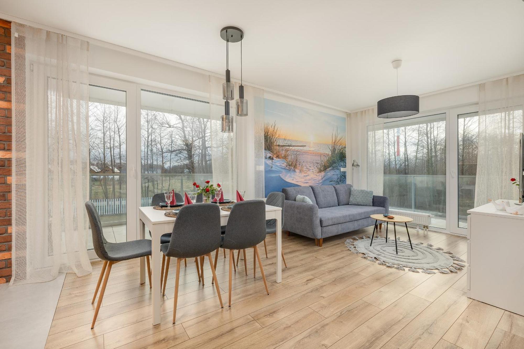 Coast With Large, Furnished Balcony In By Renters Apartment *